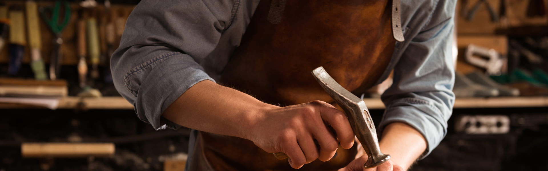 Quienes-somos-hombre-martillo-injectsole